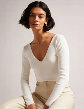 CILESTE Fitted V-Neck Long Sleeve Knit Top